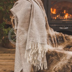 Wool blanket with fringes "Rombeliai" beige